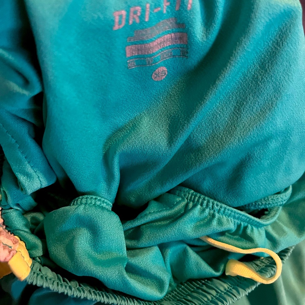 Nike build in under short XS